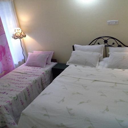 Elegant Shades Apartment Колва Стая снимка